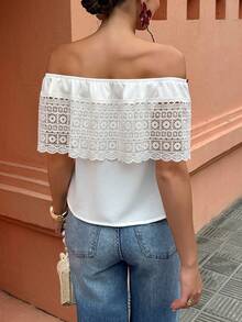 Flora Isola Flora Isola Blusa de verano de una pieza, holgada y con hombros descubiertos, para vacaciones y uso casual, con bordado de rosas rojas intensas y ribete de encaje con volantes - Blanco - Ver 2