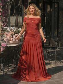 Glamrae Vestido de dama de honor formal talla grande con escote asimétrico de un hombro, decoración de metal hecha a mano, drapeado plisado y corte en A, color rojo ladrillo - Color caoba - Ver 3