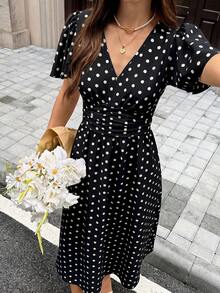 SHEIN Frenchy 女款黑白波點V領荷葉邊短袖優雅法式復黎風度假夏季洋裝 - 黑色 - 查看 5