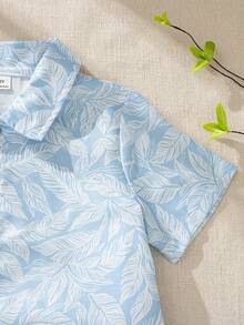 Souflis Souflis 2pcs/Set Young Boys 4-7Y French Style Summer Vacation Tropical Plant Print Collared Shirt + Solid Light Green Shorts, Fashion Casual Outfit Suitable For Holiday, Outdoor Play And More Occasions - Blue and White - View 6