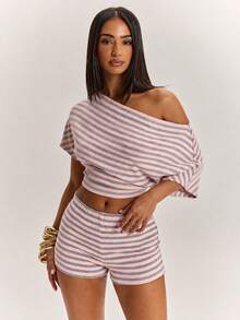 SHEIN BAE 女款條紋不對稱肩短袖上衣與低腰短褲套裝，春夏條紋兩件套，夏季兩件套，休閒兩件套，舒適兩件套，適合海灘度假與日常休閒穿著，基礎/夏季/海灘/外出穿搭，條紋套裝 - 彩色 - 查看 4