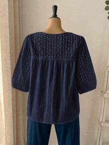 Rusticease 大尺碼女款鏤空刺繡鏤空設計V領燈籠袖襯衫 - 藏蓝色 - 查看 3