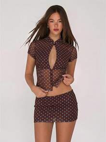 SHEIN ICON 女款 2 件套波點網格印花鏤空前開襟上衣與緊身迷你裙 - 棕色 - 查看 4