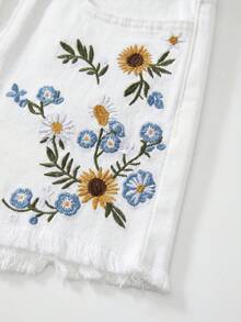 GlowEve CURVE 大尺碼女款花卉刺繡口袋毛邊休閒牛仔短褲 - 白色 - 查看 3