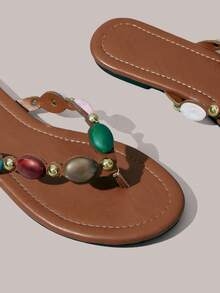 Styleloop Chanclas de color chocolate con remaches, incrustadas con decoración de pirámide dorada retro, de forma audaz y vanguardista, adecuadas para estilo de vacaciones, primavera - Camel TT - Ver 5