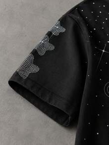 SHEIN 男童 T-Shirt，磨損水洗黑色底色，胸前散佈星星印花與藝術字母圖案，柔軟針織圓領短袖套頭上衣，袖口飾有閃亮星星形水鑽點綴，亮眼視覺效果，輕鬆成為視覺焦點，適合 8-12 歲 - 黑色 - 查看 4