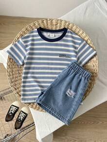 SHEIN Vintaside Kids 男童夏季兩件套，藍白條紋短袖T恤，胸前印有英文圖案，淺藍色牛仔短褲，破洞磨損設計，適合日常戶外、公園和家庭休閒 - 藍色 - 查看 3