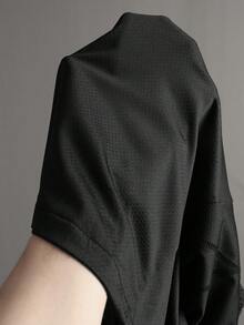 Manfinity CasualCool 男士舒適純色小網眼布料抽繩彈性腰短褲，休閒度假、派對、聚會、朋友約會、球類運動、簡約辦公，春/夏經典熱銷短褲，適合自用或作為送給朋友的禮物 - 黑色 - 查看 5