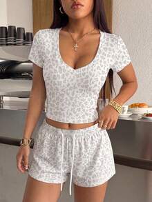 SHEIN EZwear 夏季復古白色豹紋百褶短袖上衣與抽繩腰短褲運動套裝，灰色2件套，舒適2件套 - 彩色 - 查看 4