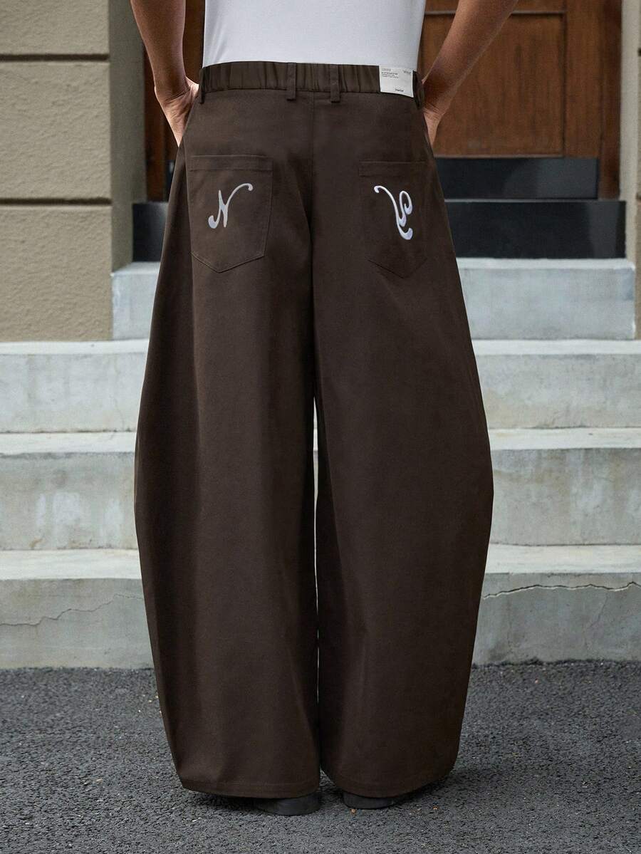 Manfinity RebelGame 男士大尺碼梭織刺繡口袋寬鬆弧形腿長褲 - 棕色 - 查看 1
