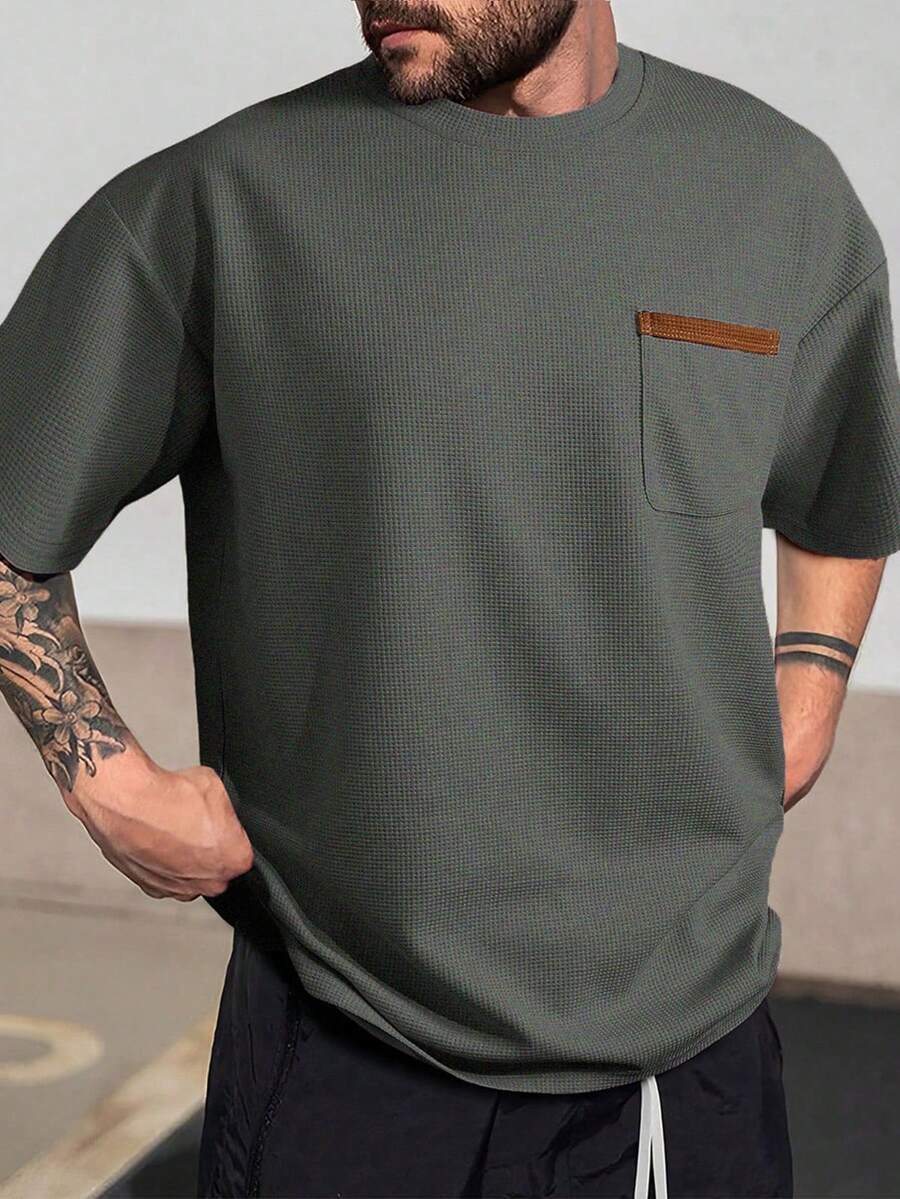 Manfinity Homme Kaos Pria Ukuran Besar Motif Blok Warna Rajutan Waffle Lengan Pendek Kerah Bulat dengan Saku - Dark Grey - View 1