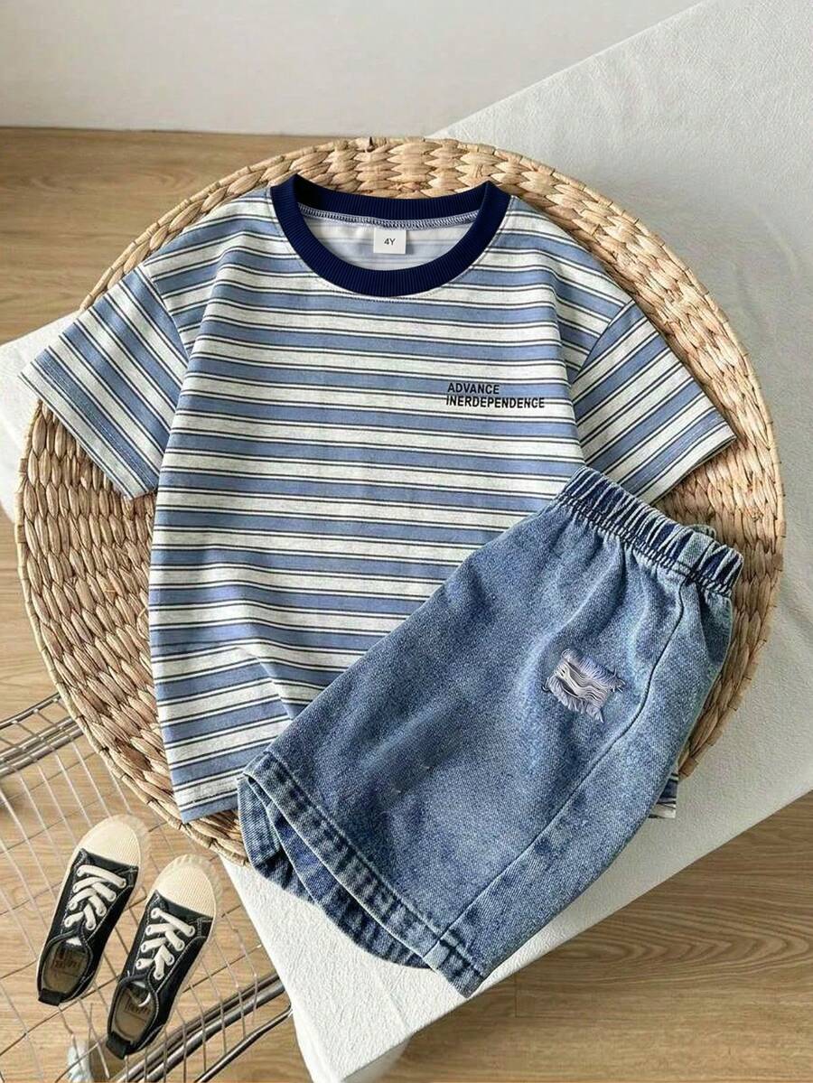 SHEIN Vintaside Kids 男童夏季兩件套,藍白條紋短袖T恤,胸前印有英文圖案,淺藍色牛仔短褲,破洞磨損設計,適合日常戶外、公園和家庭休閒 - 藍色 - 查看 1