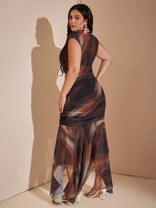 SHEIN BAE CURVE 大尺碼女款紮染印花不對稱下擺百褶優雅洋裝 - 彩色 - 查看 2