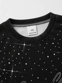SHEIN 男童 T-Shirt，磨損水洗黑色底色，胸前散佈星星印花與藝術字母圖案，柔軟針織圓領短袖套頭上衣，袖口飾有閃亮星星形水鑽點綴，亮眼視覺效果，輕鬆成為視覺焦點，適合 8-12 歲 - 黑色 - 查看 6
