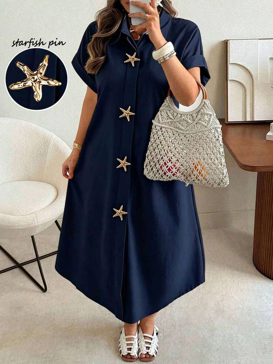 Ceyna 女款大尺碼休閒純色紋理梭織面料洋裝,純色領口,雙排扣門襟設計,海星金屬鈕扣裝飾,肩袖與袖口設計,不對稱下擺,百搭設計,適合派對、聚會、音樂節、休閒度假、海灘、海邊、陽光洋裝、夜晚約會,大尺碼女款新風格,情人節短袖長洋裝 - 藏蓝色 - 查看 1