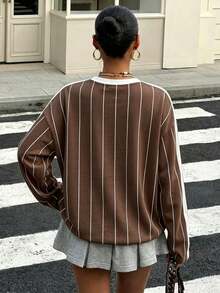 Muchica 女士休闲棕色圆领长袖T恤，搭配撞色白色领子和条纹袖子。马匹印花增添了复古、学院风、经典、时尚、青春和街头风格。面料顺滑舒适，是秋季的理想之选。 - 彩色 - 查看 2