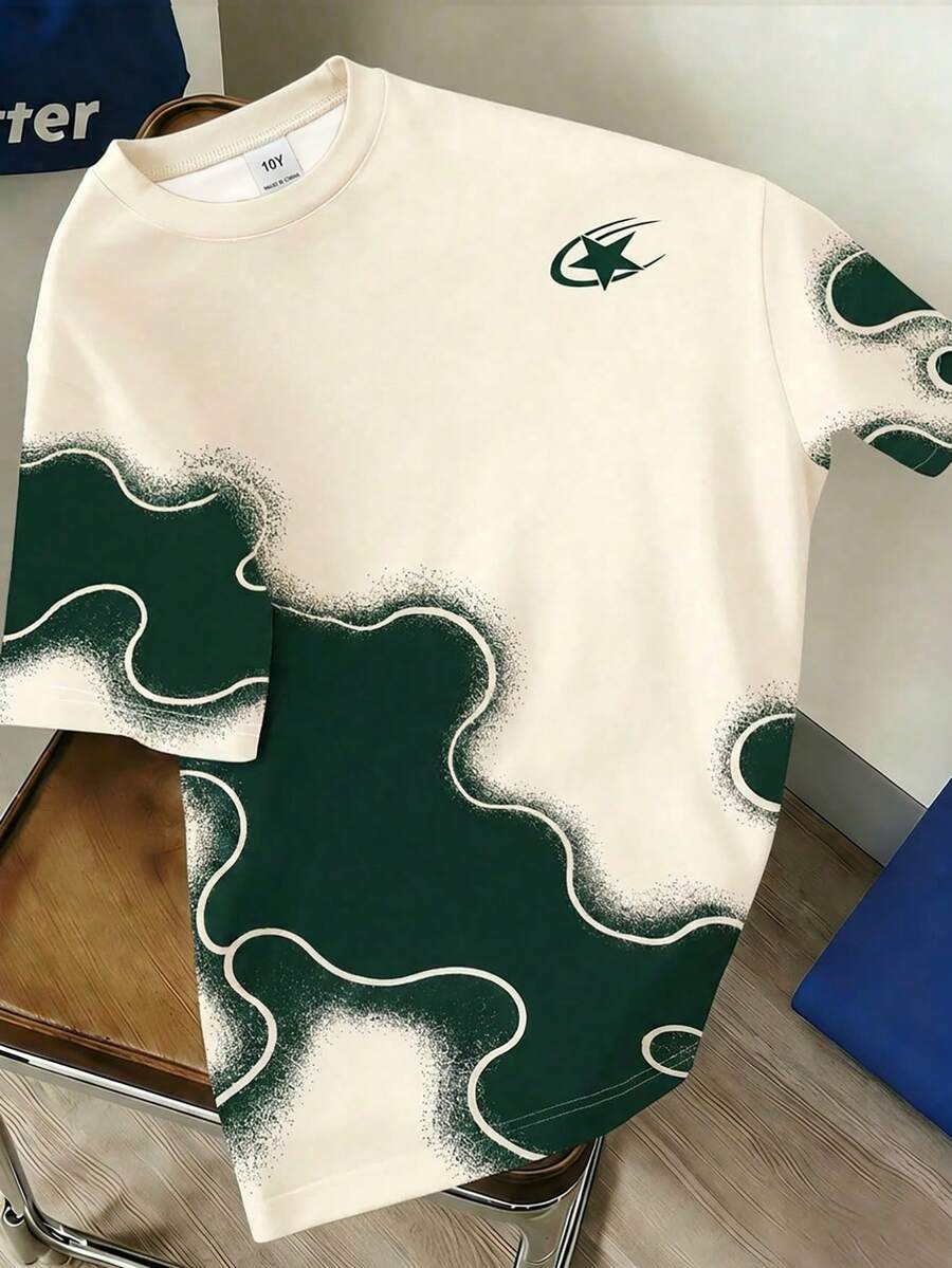SHEIN 男童米色底深綠漸層噴漆波浪印花左胸流星五角星小標籤針織圓領短袖套頭上衣,美式復古街頭風,寬鬆版型,適合8-12歲中大童,舒適日常穿著與運動 - 彩色 - 查看 1