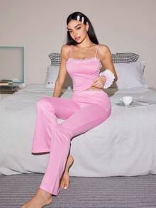 Lowkey Lull Set pigiama estivo da donna in pizzo stile Y2K con canotta e pantaloni lunghi con bordi a contrasto, set loungewear - Rosa - Visualizzare 7