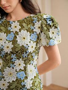 Femmeiva 法式奢華優雅度假風 重工刺繡鏤空蕾絲花卉圓領花瓣袖短洋裝 - 綠色 - 查看 2