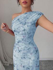 Modelyn 女款粉色花卉蝴蝶印花網紗不對稱領抽褶浪漫優雅夏季中長洋裝 - 藍色 - 查看 4