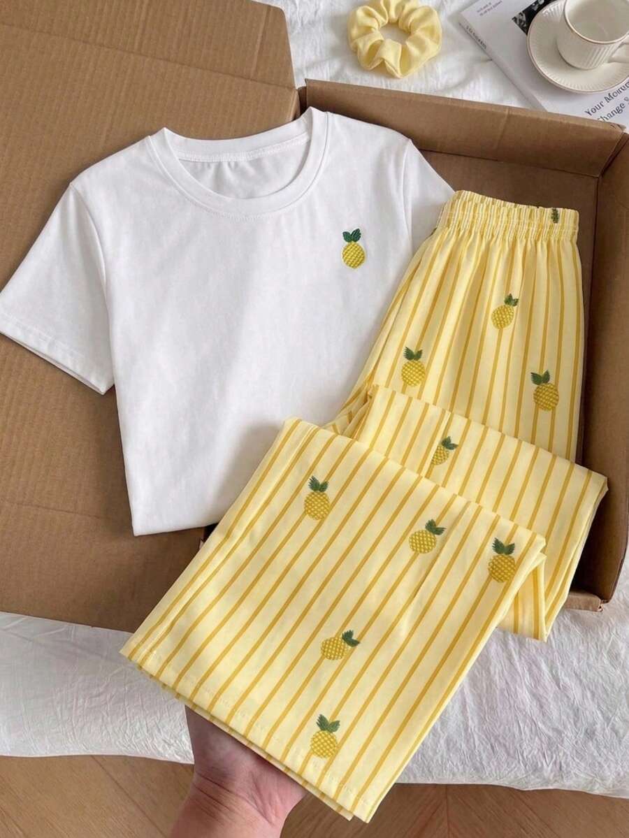 SHEIN 柔紫色短袖T恤+寬腿褲套裝,適合青少年女孩,上衣採用簡單圓領短袖設計,配有小黑色愛心裝飾,清新俏皮,下身為紫色底黑色直條紋寬腿褲,滿版印花愛心圖案,寬鬆簡約剪裁,修身顯瘦,整體色調溫柔甜美而不膩,適合居家或輕便外出日常穿著 - 黃色 - 查看 1