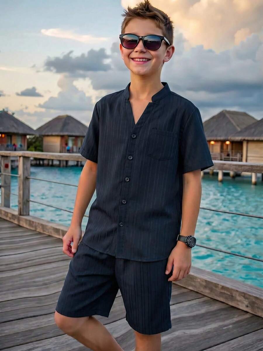 SHEIN 大童男孩純色小圓領短袖鈕扣襯衫與鬆緊腰短褲兩件套，適合通勤、上學、日常休閒、外出、運動，春夏季穿著