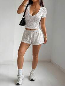 SHEIN EZwear 夏季復古白色豹紋百褶短袖上衣與抽繩腰短褲運動套裝，灰色2件套，舒適2件套 - 彩色 - 查看 5
