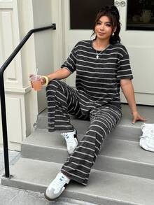 SHEIN EZwear 大尺碼女款條紋拼接短袖上衣與長褲休閒日常兩件套 - 黑色 - 查看 3