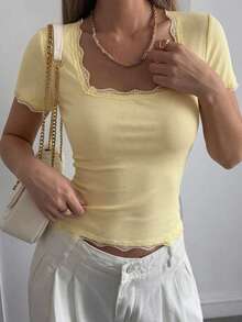 Livesso 女款夏季黃色方領修身休閒街頭風短袖T恤，鏤空蕾絲飾邊拼接設計 - 黃色 - 查看 3