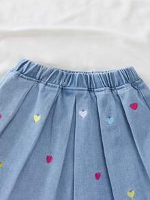 Genkimix Kids 女童夏季新款休閒套裝，白色羅紋 Polo 無袖上衣，淺藍色丹寧愛心刺繡裙，鬆緊腰 A 字版型，柔軟舒適面料，適合校園、日常穿著、外出與聚會 - 淺色水洗藍 - 查看 7