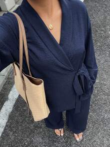 Dazy Plus 通勤辦公度假穿搭 V領休閒綁帶上衣與長褲大尺碼女款 春秋藍色純色套裝 - 藏蓝色 - 查看 5