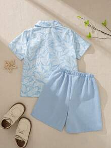 Souflis Souflis 2pcs/Set Young Boys 4-7Y French Style Summer Vacation Tropical Plant Print Collared Shirt + Solid Light Green Shorts, Fashion Casual Outfit Suitable For Holiday, Outdoor Play And More Occasions - Blue and White - View 3