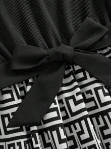 SHEIN 青少年女孩春/夏新款優雅通勤休閒黑色對比色印花荷葉邊針織中長洋裝，收腰娃娃裙公主裙日常休閒百搭時尚街頭風 - 黑與白 - 查看 4