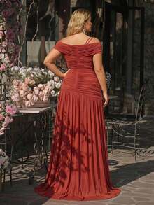 Glamrae Vestido de dama de honor formal talla grande con escote asimétrico de un hombro, decoración de metal hecha a mano, drapeado plisado y corte en A, color rojo ladrillo - Color caoba - Ver 5
