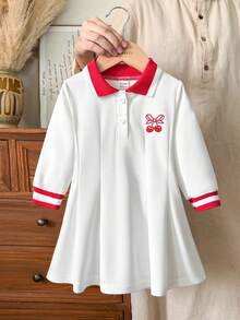 Vintaside Kids 女童春季學期校服風紅白撞色 Polo 領長袖修身連身裙，胸前飾有精緻櫻桃刺繡，呈現田園甜美且活潑的運動風；珍珠刺繡針織面料，修身 A 字裙擺，紅白羅紋袖口增添校園細節，適中厚度，適合日常出遊、兒童節、學校活動、生日派對及其他節慶場合 - 紅白色 - 查看 6