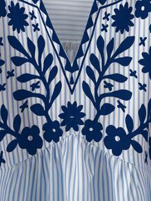 SHEIN CURVE+ Plus Size Women's Fashion Elegant Casual Safari Baby Blue Striped Base Floral Print Small V-Neck Short Sleeve Regular Fit Blouse Vacation Summer - Navy Blue - View 5