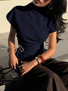 Siren Gaze 時尚極簡海軍藍扣環立領蝙蝠袖短袖收腰金屬設計女裝，適合職場辦公與晚餐場合，秋季優雅風 - 藏蓝色 - 查看 3