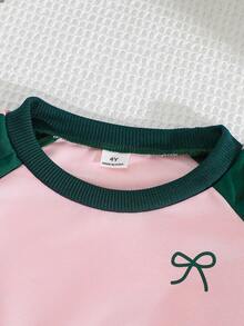 Elladie kids 女童新款休閒拼色運動衛衣套裝，粉綠配色落肩圓領短版衛衣，正面飾有精緻蝴蝶結箔印，搭配同款寬腿長褲，側邊飾有粉色編織帶與蝴蝶結裝飾，可愛俏皮舒適的美式學院風，適合日常穿著、上學、出遊、度假與派對 - 綠色 - 查看 4