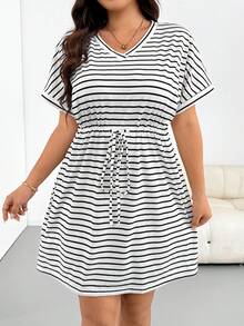 SHEIN Essnce Plus Size Women's Spring/Summer Fashion Casual Smart Loose Elastic Comfortable Daily Basic Versatile Black And White V-Neck Dress Vacation Beach - Black and White - View 3
