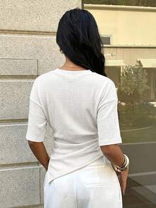 Aloruh 休閒極簡復古優雅通勤百搭紋理米色女款T恤，圓領、收腰、側開衩，適合通勤、海灘、度假、外出，夏季穿著 - 白色 - 查看 2