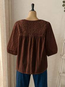 Rusticease 大尺碼女款刺繡燈籠袖寬鬆襯衫，適合度假穿著 - 棕色 - 查看 3