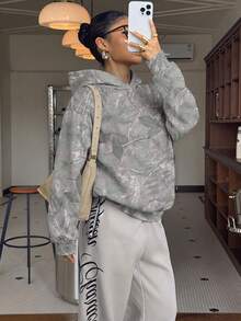 Muchica 休閒極簡風綠色迷彩樹枝與葉子滿版印花薄款連帽衛衣，適合秋冬/初秋，百搭街頭風 - 彩色 - 查看 5