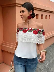 Flora Isola Flora Isola Blusa de verano de una pieza, holgada y con hombros descubiertos, para vacaciones y uso casual, con bordado de rosas rojas intensas y ribete de encaje con volantes - Blanco - Ver 4