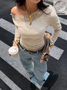 Siren Gaze 女款露肩羅紋蕾絲飾邊短版上衣，長袖貼身上衣，蕾絲拼接長袖T恤，休閒穿搭，派對上衣，秋季上衣，蕾絲上衣，露肩上衣，女款米色上衣，女款性感上衣，時尚上衣，可愛單肩上衣，蕾絲飾邊上衣 - 杏色 - 查看 4