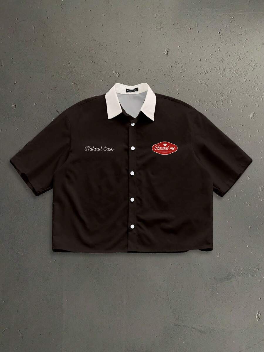 StoneGrade 美式復古郵票 Logo 時尚印花男士標準尺寸短版寬鬆短袖襯衫 - 棕色 - 查看 1