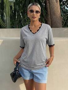 DAZY 女款對比蕾絲V領休閒短袖T恤 - 灰色 - 查看 5