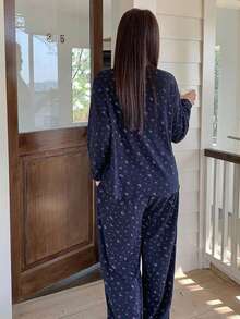 Dazy Plus 時尚兩件式居家服套裝，優雅碎花寬鬆上衣與睡褲，大尺碼女款春夏秋睡衣套裝 - 藏蓝色 - 查看 3