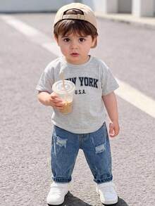 SHEIN 男女嬰兒/男嬰 2件組 春夏休閒可愛花卉灰色短袖T恤與牛仔長褲套裝，男嬰服裝套裝，男嬰夏季衣物，街頭風，牛仔，牛仔褲 - 灰色 - 查看 3
