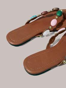 Styleloop Chanclas de color chocolate con remaches, incrustadas con decoración de pirámide dorada retro, de forma audaz y vanguardista, adecuadas para estilo de vacaciones, primavera - Camel TT - Ver 4