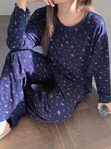 Dazy Plus 時尚兩件式居家服套裝，優雅碎花寬鬆上衣與睡褲，大尺碼女款春夏秋睡衣套裝 - 藏蓝色 - 查看 2